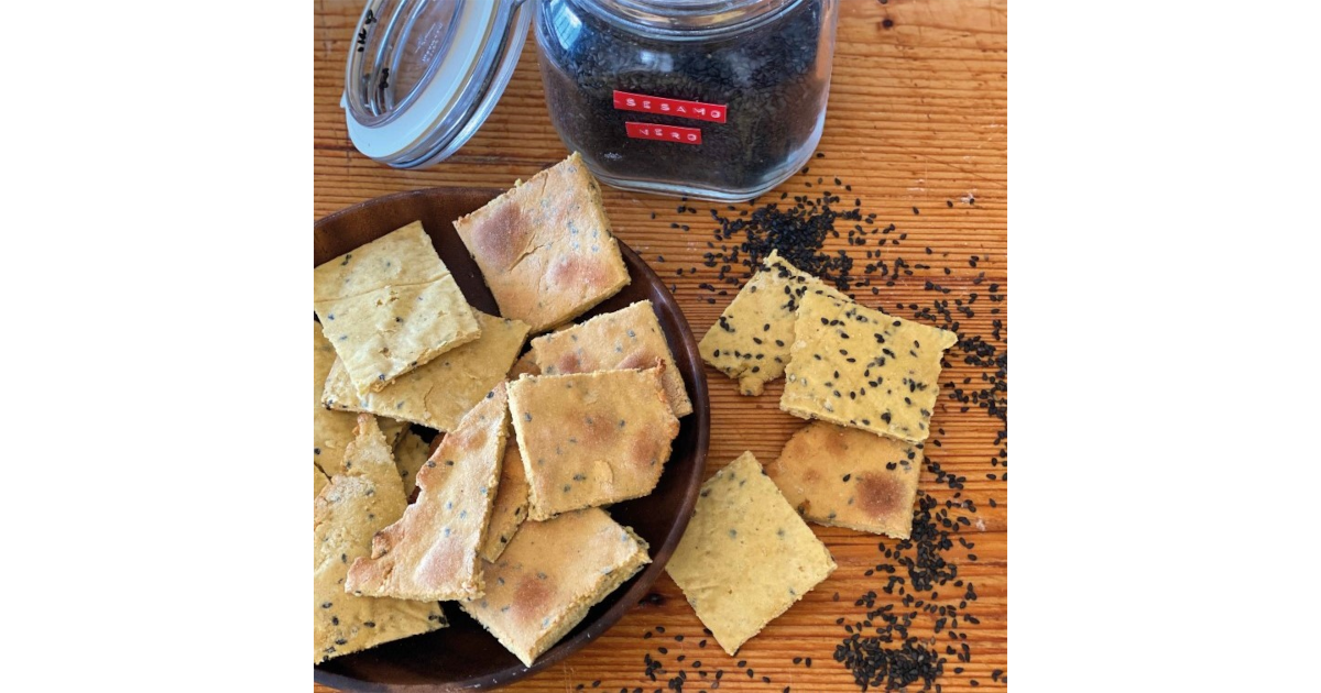 CRACKER AI SEMI DI SESAMO NERO E PAPRIKA - Serena Cucina